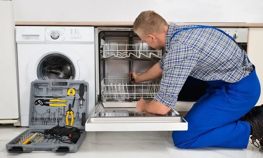 Bayraklı ECA servisi teknisyen ekibi beyaz eşya tamiri yaparken